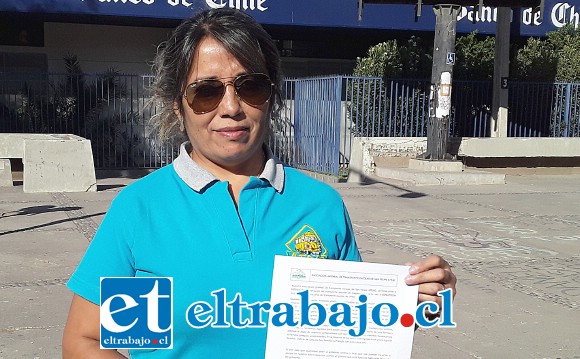 Beatriz Moreno Chapa, presidente del transporte escolar de San Felipe, muestra el documento con la petición al gobierno.