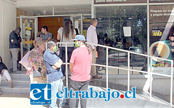 SAN FELIPE NO SE DETIENE.- Así lucía hoy lunes en horas del mediodía Chile Express en Merced, grandes filas y gente sentada en los asientos al interior del local.