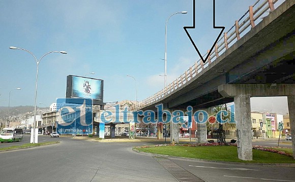 LUGAR DE LA TRAGEDIA.- En este lugar ocurrió el fatal accidente, la flecha indica el punto desde el cual cayó Roberto Córdova.