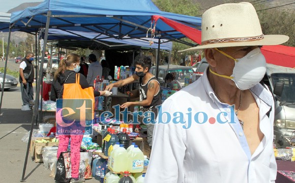 CLIENTES CONTENTOS.- También los clientes ven aliviados la oportunidad para comprar a mejores precios artículos de primera necesidad.