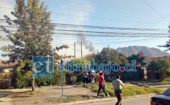 Vecinos escucharon una fuerte explosión y luego se percataron que de la vivienda salía abundante humo.