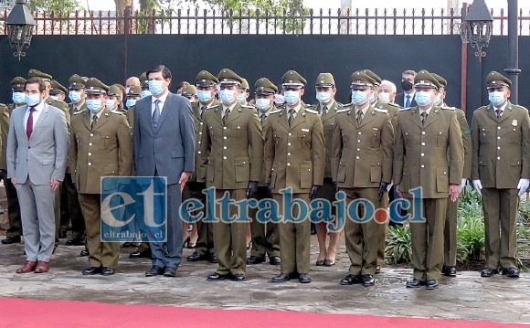 FELIZ CUMPLEAÑOS.- Con un discreto Saludo a la Bandera, el alto mando de Carabineros y sus funcionarios celebraron con orgullo el 93° aniversario de la institución.