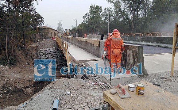 Las obras consideran la construcción de una nueva estructura de hormigón armado que reemplaza al antiguo puente de madera que el año pasado fue quemado.