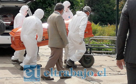 En la imagen  el momento en que van trasladando el ataúd con los restos del Pastor Salfate a su última morada.