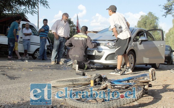 En la imagen se aprecia dónde quedó la bicicleta de Hernán Alegría, casi debajo de uno de los vehículos involucrados en el accidente.