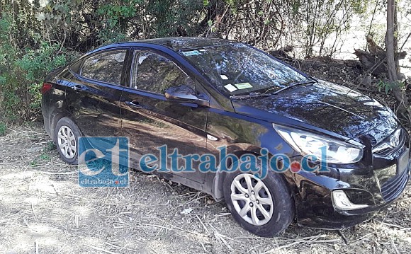 Así fue encontrado el taxi colectivo robado en San Felipe el día jueves en la mañana. (Foto gentileza www.putaendoinforma.com)