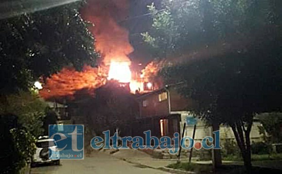 El incendio se produjo hoy sábado alrededor de la 01:00 de la madrugada, destruyendo por completo la vivienda. (Foto radio Tierras Negras).