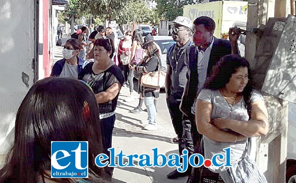 Personas esperando ser atendidas afuera de la oficina de la AFC.