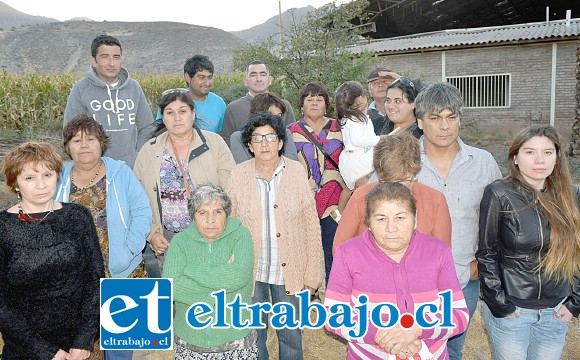 AÑOS ESPERANDO.- Estas son las familias que durante muchos años han esperado a que las autoridades les cumplan con este derecho humano básico: Agua Potable. (Archivo)