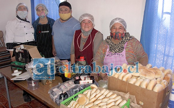 AMOROSA INICIATIVA.- Ellos son los voluntarios que sábado a sábado están cocinando y regalando almuerzos a los vecinos que los quieran ir a retirar.