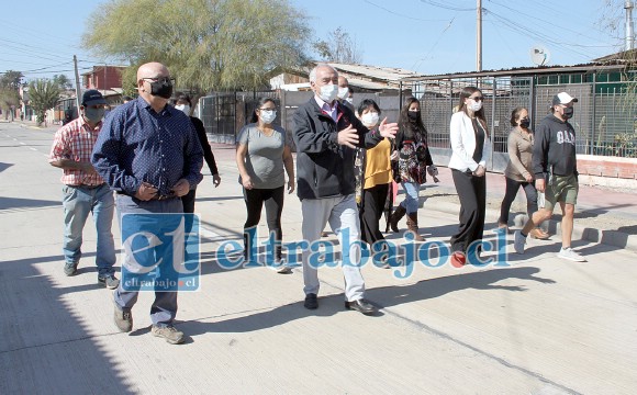 TRAS 40 AÑOS TRAGANDO POLVO.- Hoy se cumplió el sueño de muchos vecinos en sector Chorrillos, cuando su calle principal fue inaugurada y recorrida por autoridades y vecinos.