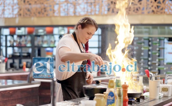 EL ARTE REAL.- Aquí tenemos a la reinventada Natalia, participando activamente en el programa de Canal 13 Máster Chef.