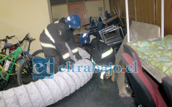 EXTRAYENDO GASES.- Los bomberos con diligencia lograron extraer los gases emanados de la estufa, además de los residuos de los extintores usados.