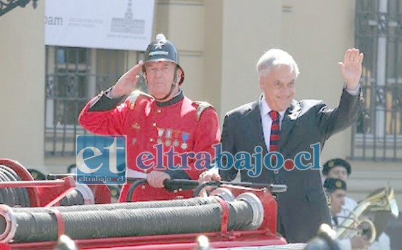 En la foto de archivo el presidente de la república, Sebastián Piñera Echeñique saludando a los Bomberos.