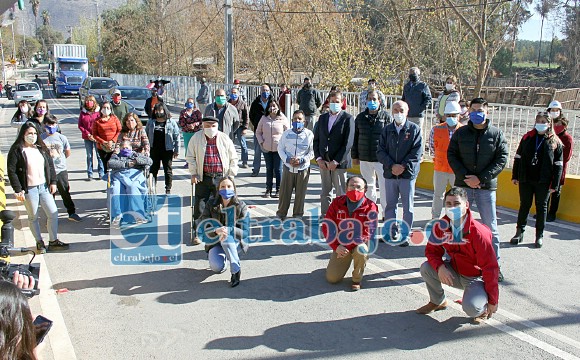 EN MARCHA BLANCA.- Aquí vemos a los vecinos de Tierras Blancas y las autoridades como la diputada Camila Flores, el alcalde Patricio Freire, el Seremi Raúl Fuhrer Sánchez, posando satisfechos en el nuevo puente de Tierras Blancas.