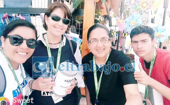 SU EQUIPO DE VOLUNTARIOS.- Aquí tenemos de derecha a izquierda: Jason, voluntario, Macarena Cortés secretaria de la ONG, la del centro es Ester Toledo presidenta de la agrupación, y la mexicana Yeimy Avilés, vicepresidenta de la ONG.