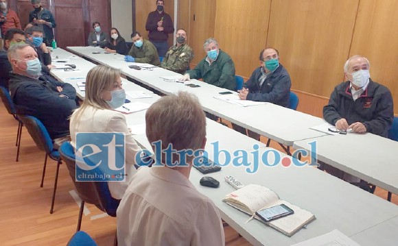 Una reunión de coordinación sostuvieron la mañana de este jueves el gobernador de San Felipe con autoridades de Salud, Ejército, Carabineros, y los alcaldes de la provincia.