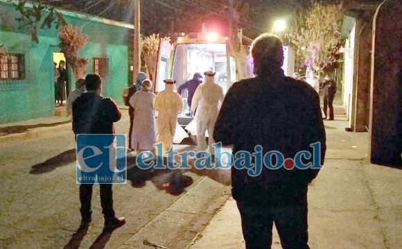 Personal de la Autoridad Sanitaria llegó noche del martes hasta calle Uno Norte, donde se desató el violento incidente.