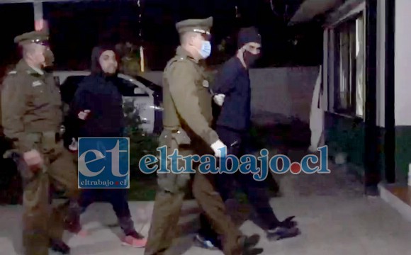 Carabineros conduce a dos de los detenidos acusados de secuestro, hasta las dependencias de la unidad policial de Santa María.