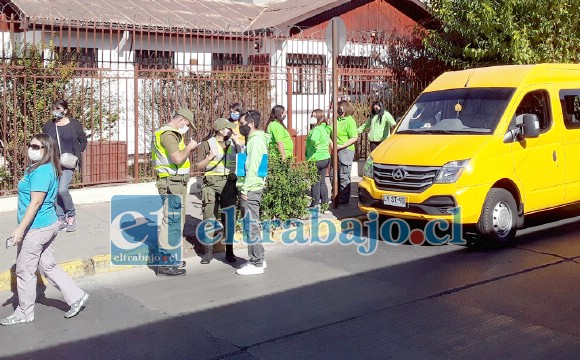 El momento en que Carabineros le cursa un parte a uno de los tíos del transporte escolar.