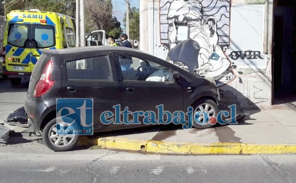 Como se puede apreciar en la imagen, el vehículo quedó a centímetros de terminar incrustado en el inmueble.