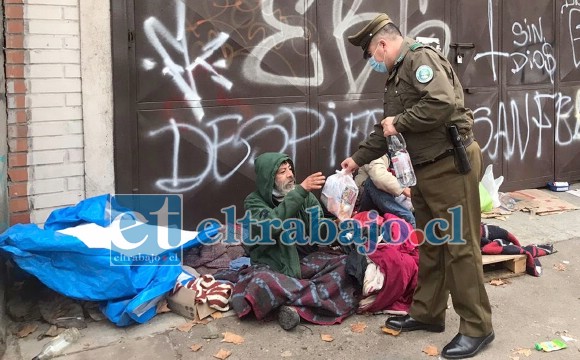 SIN PROTECCIÓN ALGUNA.- Otros en cambio, nada tienen para refugiarse del frío, el hambre y la soledad.