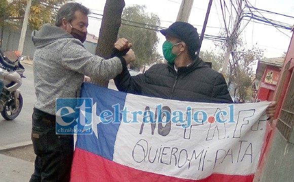 CAMINANDO A SANTIAGO.- Con esta bandera de Chile Héctor Kirkman Aravena y Efraín Matta Ramírez caminarán desde nuestra Plaza de Armas hasta La Moneda, para ver si el presidente Sebastián Piñera responde o no a su carta.