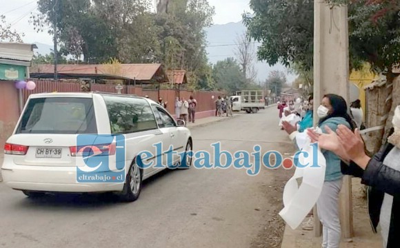 ADIÓS CARMENCITA.- Con pañuelos blancos, globos en la calle, lágrimas y aplausos, así despidieron a la dueña de Restaurante Valeria de Catemu. El Covid-19 se sigue llevando a los mejores.