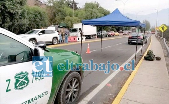 Control policial en Punta El Olivo, uno de los tantos sectores que están siendo custodiados para evitar el desplazamiento de personas que no cuenten con sus respectivos permisos.