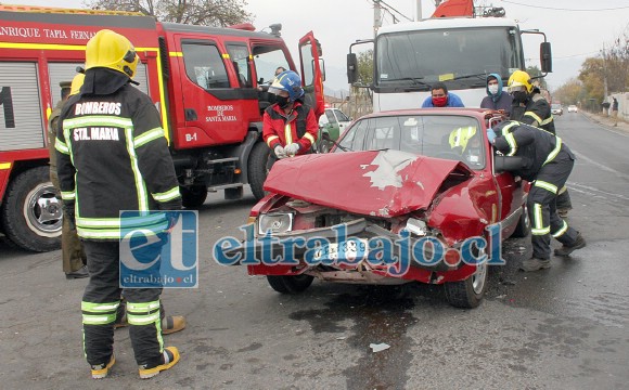 TREMENDO CHOQUE.- Así quedó el Chevrolet rojo patente CF 13-39, luego del aparatoso choque.