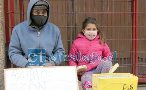 PIDEN EN LA CALLE.- Frente al Abcdin se instaló Francisco y su nieta Dulce Almendra, una ayuda en efectivo no les caería mal.