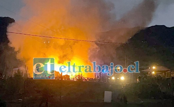 INFERNAL ESCENARIO.- En pocos minutos la casa de habitación fue destruida por las llamas que consumieron por completo el inmueble.