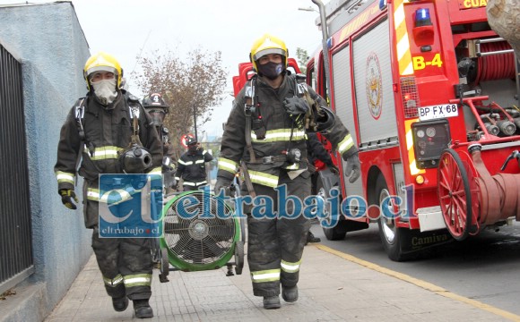 SIEMPRE PREPARADOS.- El equipo de extracción de gases sí se tuvo que utilizar al interior de las oficinas de la PDI en San Felipe centro.