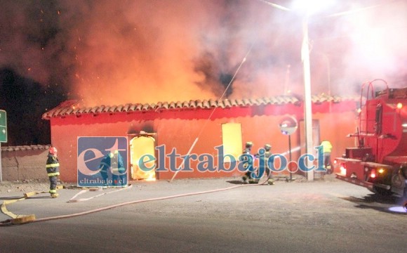 El incendio alcanzó grandes proporciones, estableciéndose que se habría originado en el dormitorio de la víctima fatal. (Foto putaendoinforma.com)