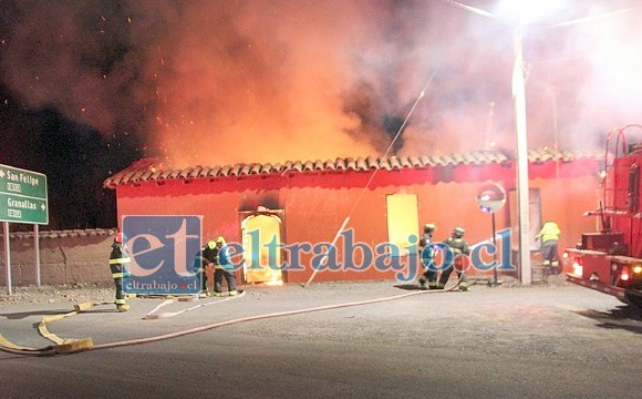 Personal de Bomberos de Putaendo trabajando en combatir el fuego. (Foto putaendoinforma.com)