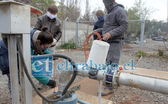 EL POZO SE SECA.- Caterina Araya Pino, la operadora del APR La Troya y Humberto González, hicieron una medición del agua del pozo para apoyarnos con esta nota periodística.