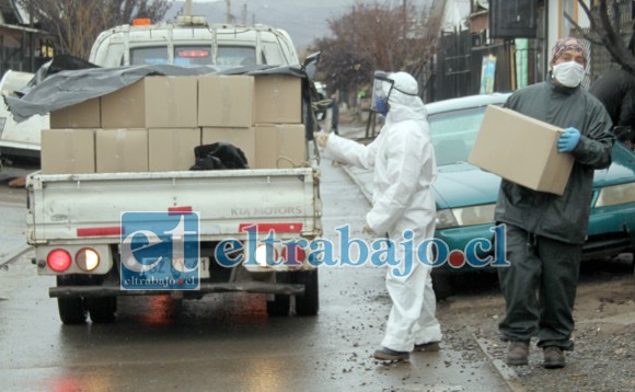 EL TRABAJO CONTINÚA.- Nadie de la lista quedó sin su respectiva caja de mercadería en ese sector sanfelipeño.