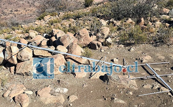 MALDAD PURA.- Aquí vemos los pedazos de una de las antenas de la repetidora, también destruida.