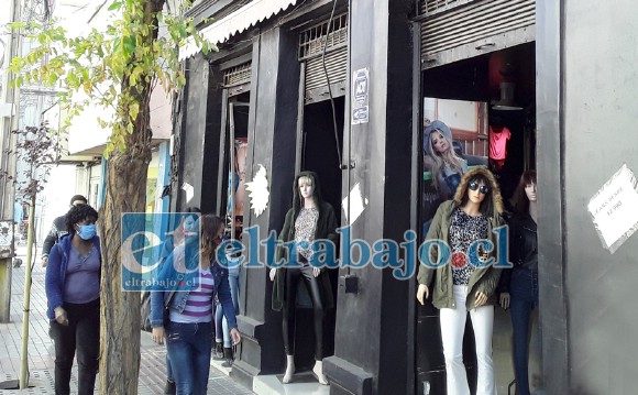 El frontis de la tienda robada este sábado en la madrugada, ubicada en Prat casi esquina Coimas, a escasos metros de la Plaza de Armas.