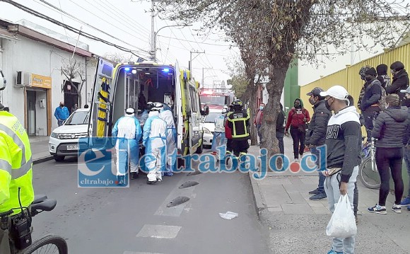 Bastante conmoción causó el incidente en calle Prat, donde un automovilista sufrió un paro cardio respiratorio mientras conducía su vehículo, quedando a centímetros de un árbol.