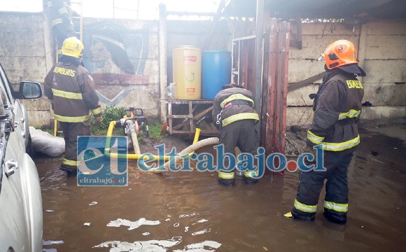 Voluntarios de Bomberos debieron atender inundaciones en varios sectores de la comuna. (Imagen referencial).