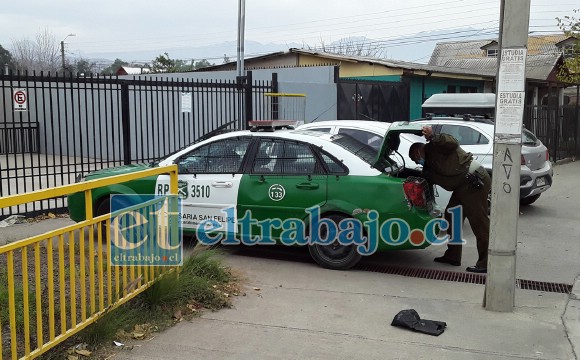 Funcionarios de Carabineros se retiran del lugar luego de haber acogido la denuncia correspondiente.