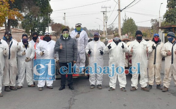 Alcalde Claudio Zurita junto a los héroes tractoristas, quienes son los encargados de sanitizar la comuna de Santa María.