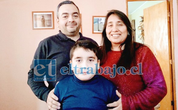 Andrea Quijanes junto a su esposo e hijo cuando fue galardonada como dirigente destacada. (Archivo)