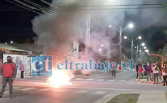 PROTESTA NOCTURNA.- La noche de este lunes decenas de vecinos en Villa El Señorial protestaron en reclamo a su caja familiar de mercadería.