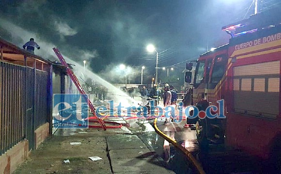 Personal de bomberos combate incendio en casa de Villa 250 Años.