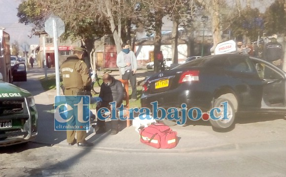 ATENDIDO EN EL LUGAR.- Carabineros y Bomberos fueron los primeros en llegar al lugar del accidente la mañana de este martes.