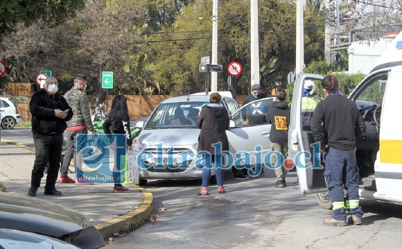 SIN HERIDOS GRAVES.- Al fondo se aprecia el auto menor en media calle, tras el violento giro generado por el impacto.