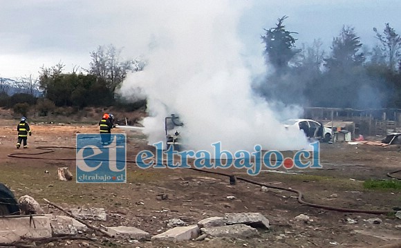 Personal de Bomberos trabajando en el lugar donde los dos vehículos fueron incendiados por su propietario tras discutir con su esposa.