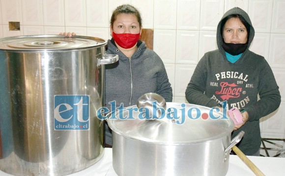 TREMENDO SERVICIO.- Ellas son Verónica Andrea Arriagada y Marcela Sepúlveda, dos vecinas de Departamentos Encón que en solitario mantienen funcionando este Comedor Solidario.